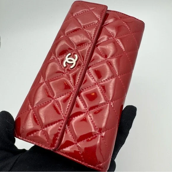 Chanel Red Quilted Wallet with Iconic CC Logo - Picture 11 of 13